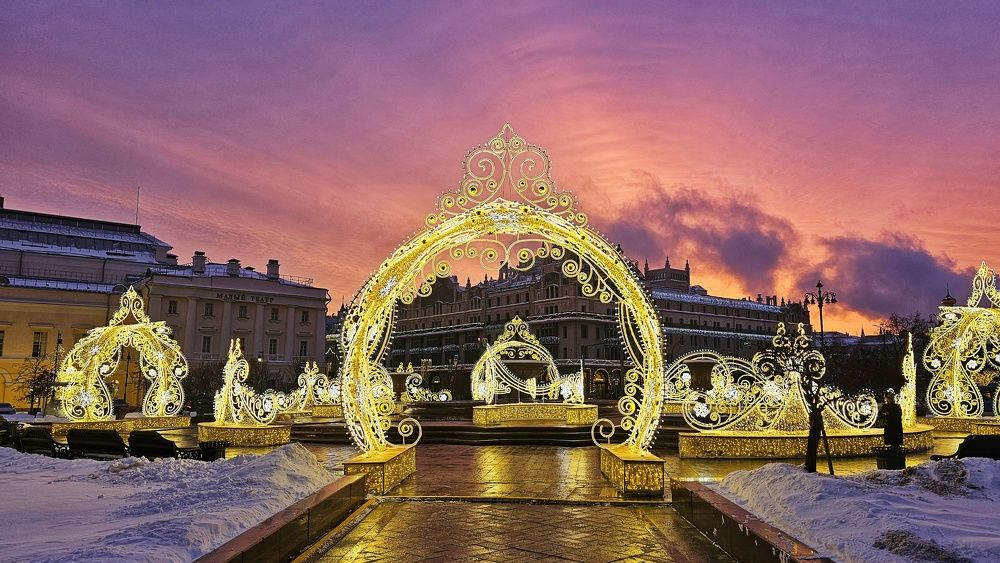 Утро красит нежным цветом...