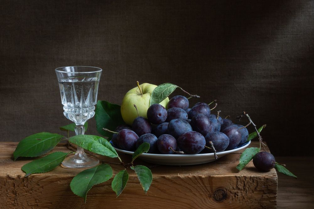 Синие сливы и яблоко