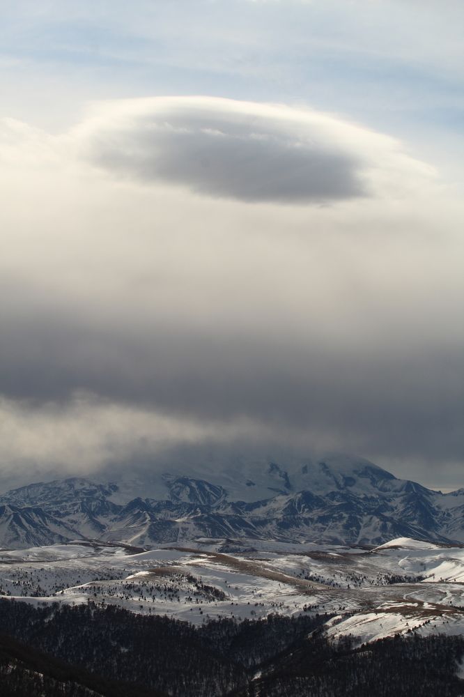 Эльбрус в снежном облаке