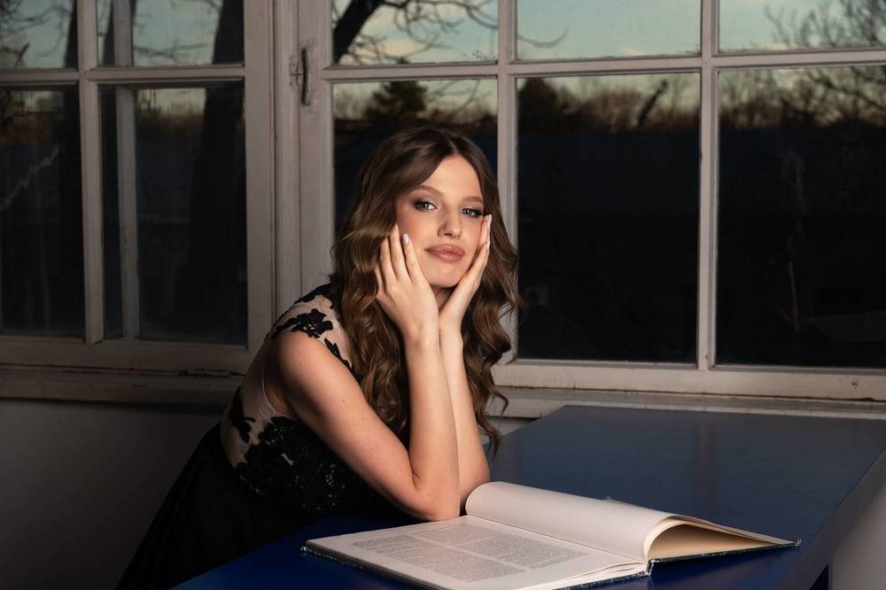 Девушка у окна