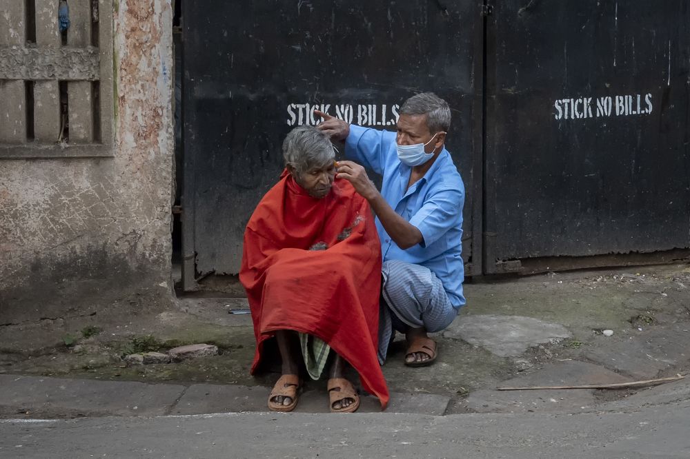Street barbers of Kolkata