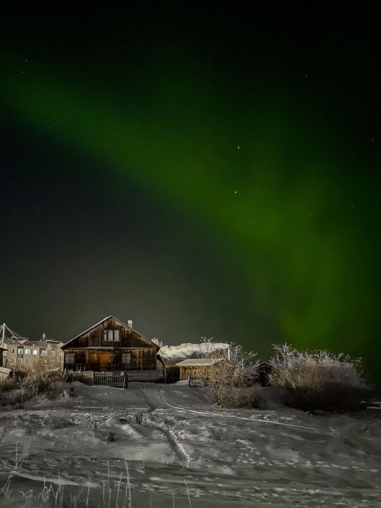 Северное сияние над полярным селом