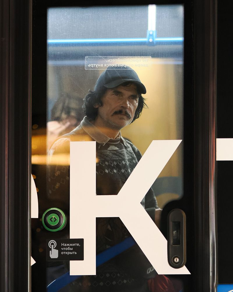 Люди в окошках транспорта