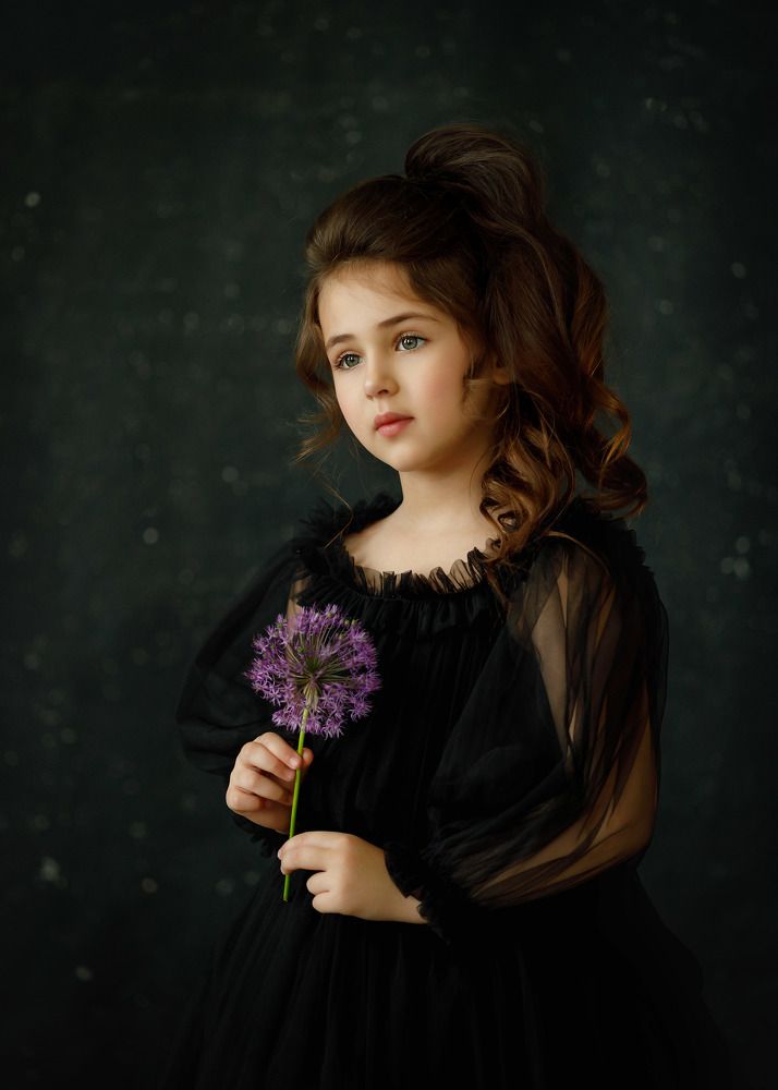 Девочка с цветком