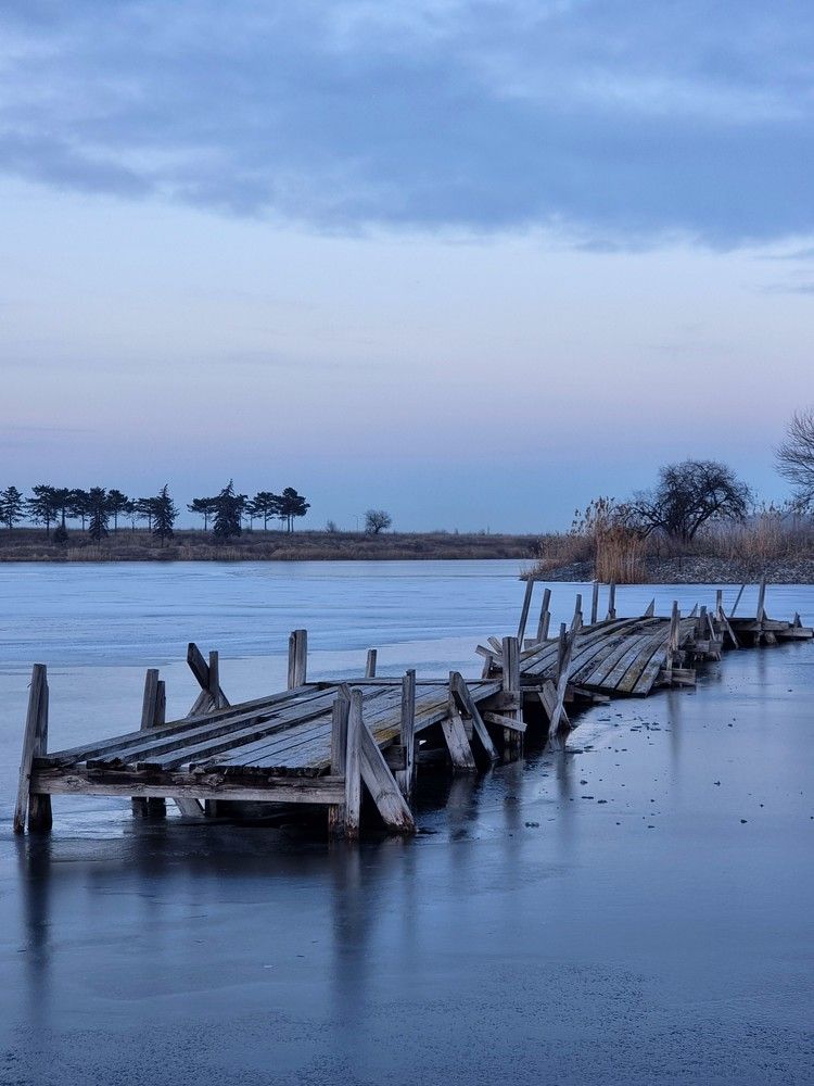 Старый мостик на замёрзшем озере Каррас