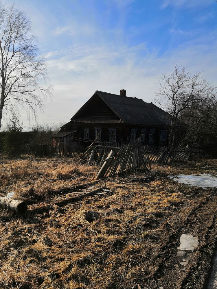 Обветшалый дом в деревне, как погост – в краю сирот...