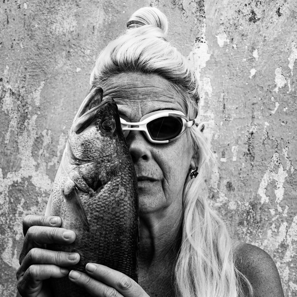 Mujer con pez fuera del agua