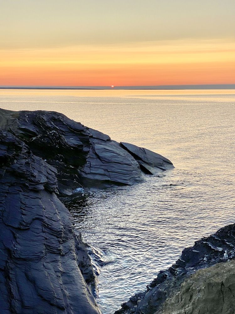 Чёрные скалы Карского моря на закате.