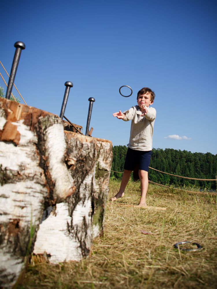 Игра в колечки. Участник фестиваля реконструкторов Былинный берег