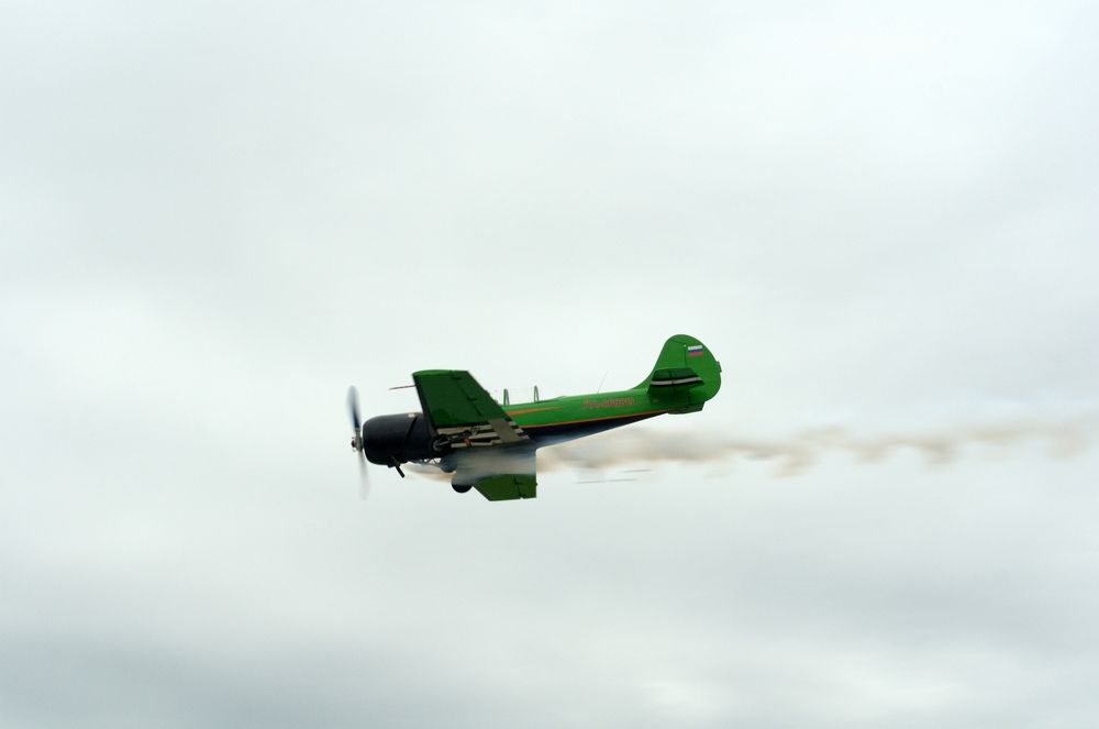 Як 52 с дымовой линией