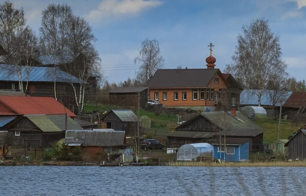 The coastal village of Krasnovo on the banks of the Itkla River