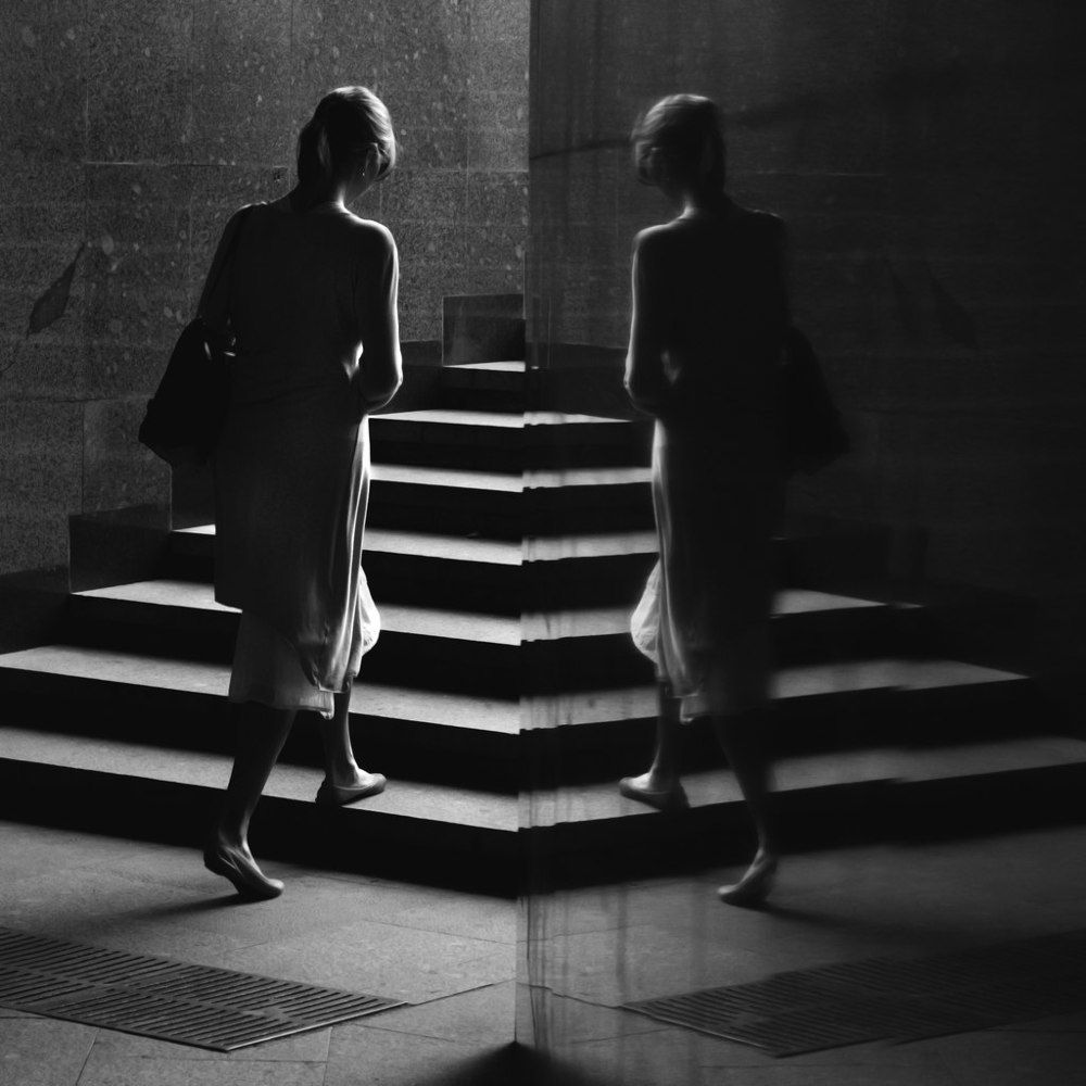 Девушка в переходе.