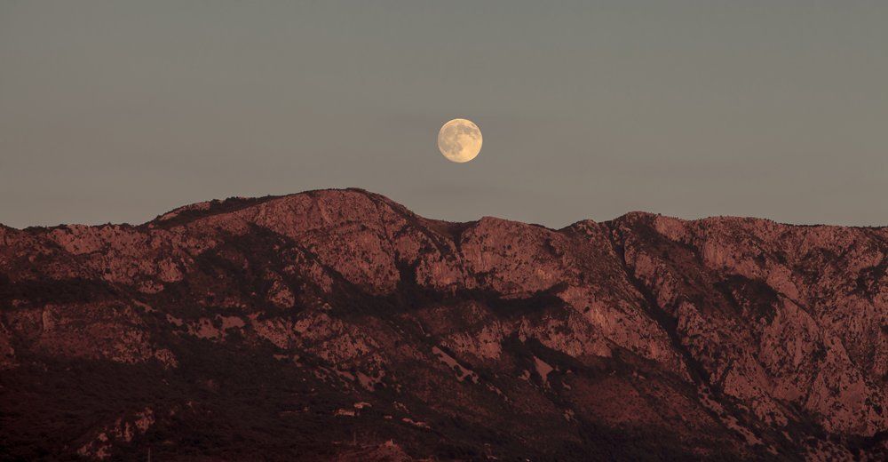 Восход луны во время заката солнца