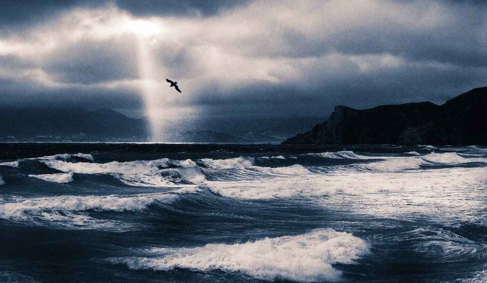 А он, мятежный, просит бури... Крым, 2015 г.