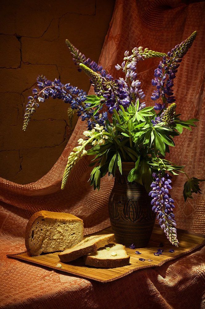 Натюрморт с люпинами