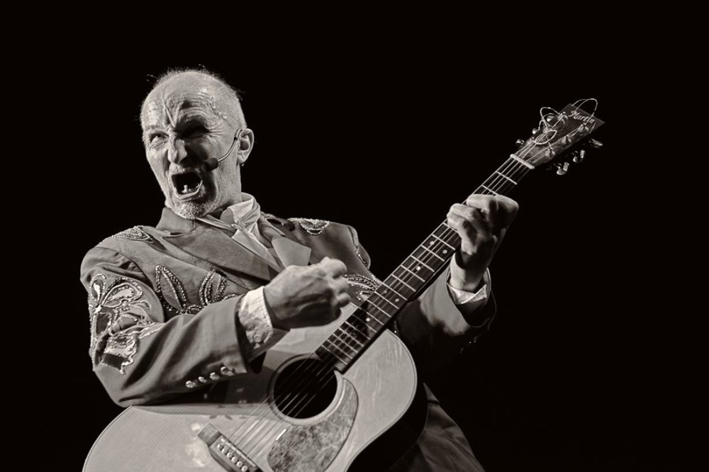 Пётр Мамонов..