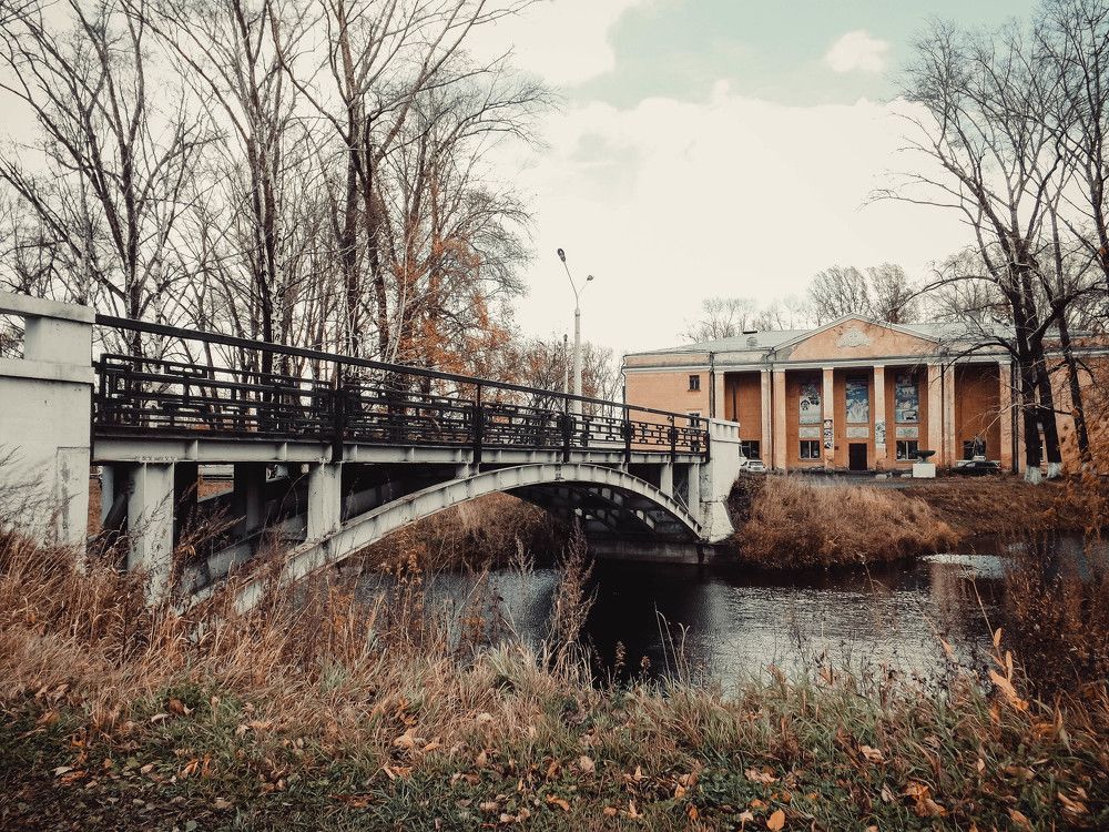 Старый дворец культуры осенью