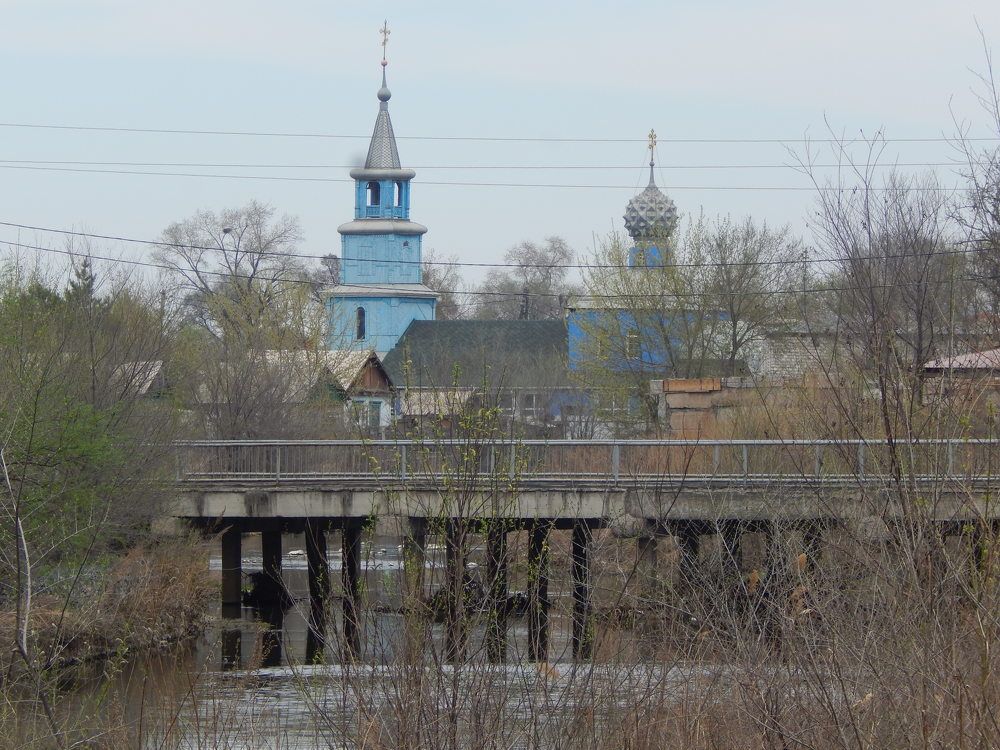 Мост над рекой. Вид за рекой.
