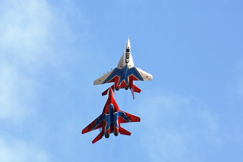 В синем небе носятся "Стрижи".