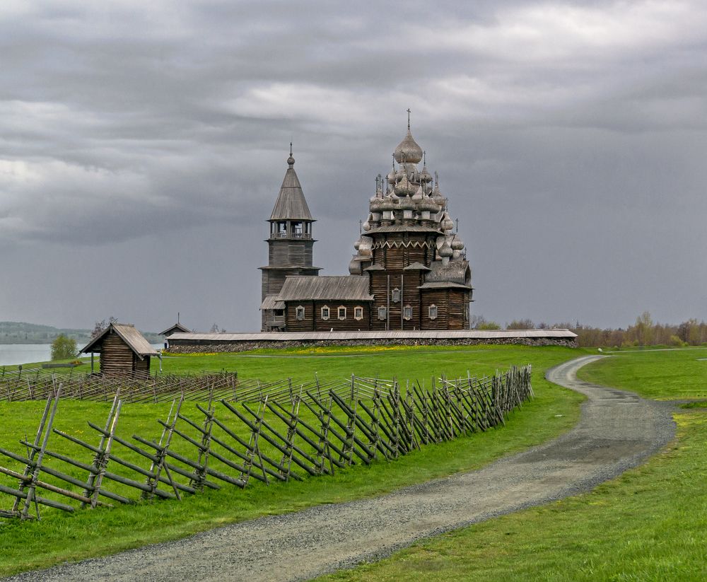 К югу от погоста