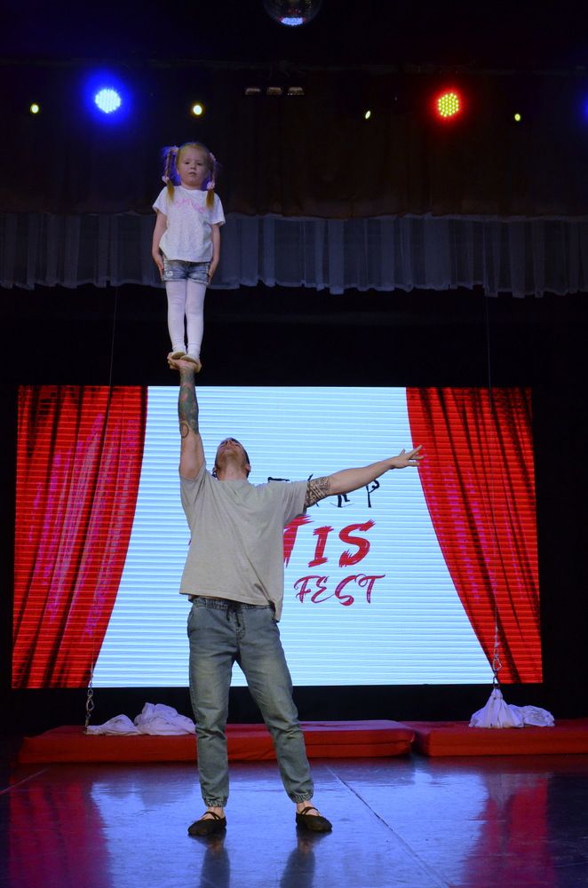 Акрабат и акробатка.