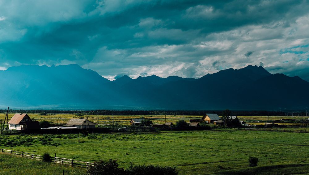 Деревня у подножья гор.