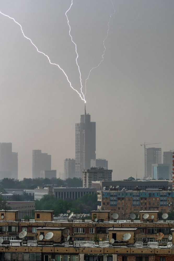 Lightning strikes in Tashkent