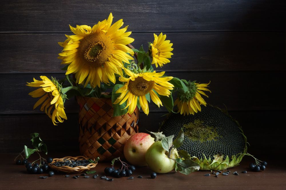 Подсолнухи и яблоки