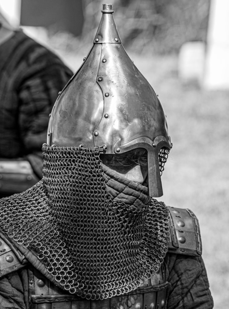 Девушка в латах перед боем