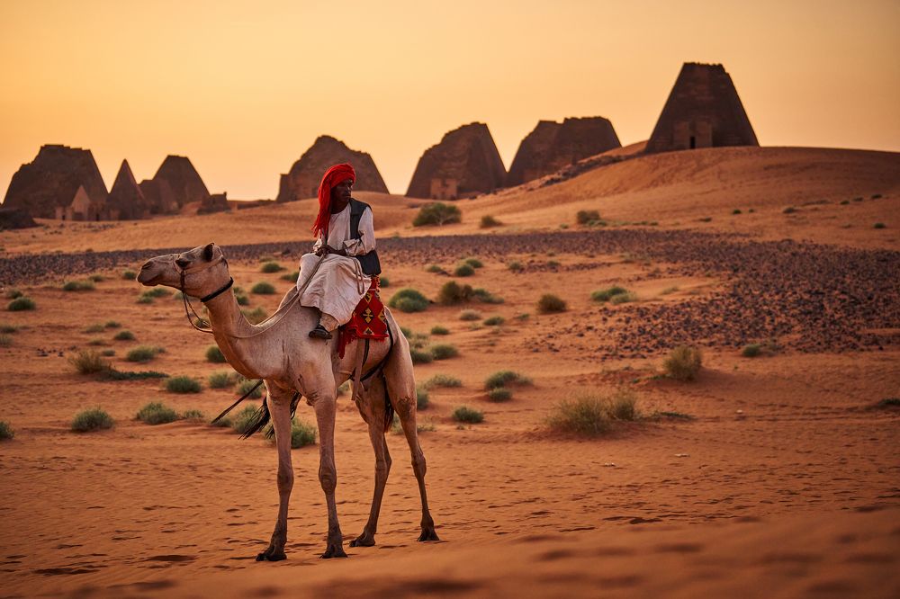 Jinete de camello frente a Meroe