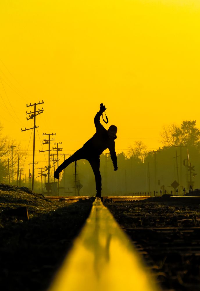 Train track tightrope walk photografer