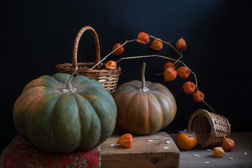 Натюрморт с тыквами и физалисом