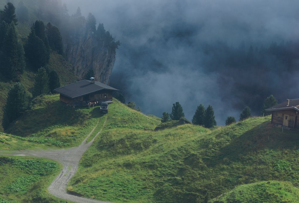 В окружении гор