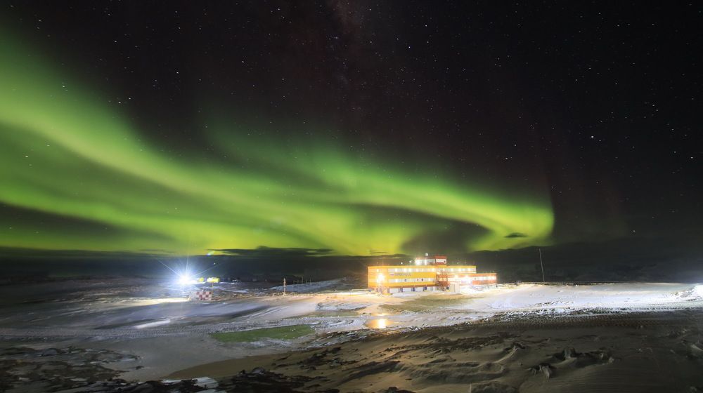 Полярное сияние на антарктической станции Прогресс