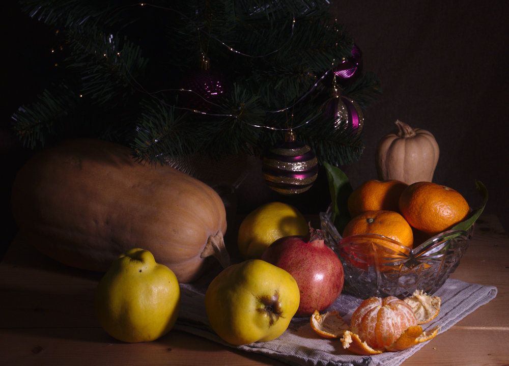 Фрукты под ёлочкой / Fruits under the Christmas tree