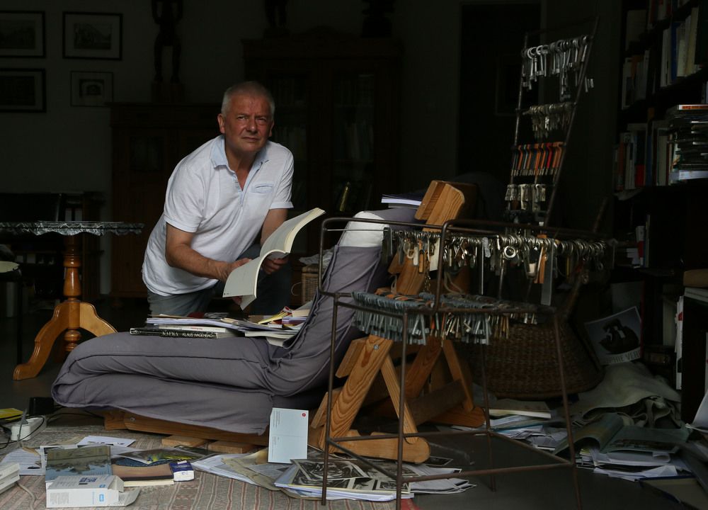 Французский писатель - философ в своем кабинете