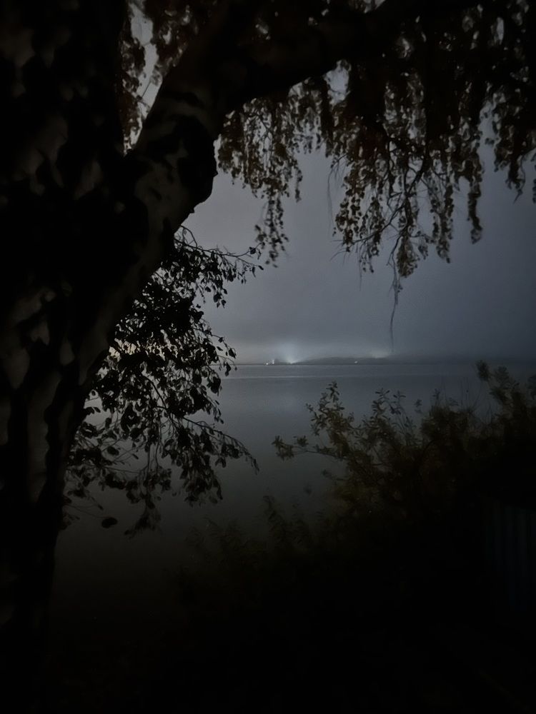 Ночь у озера.