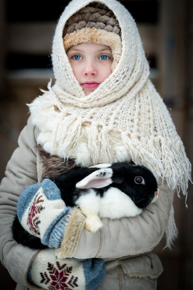 Девочка и кролик.