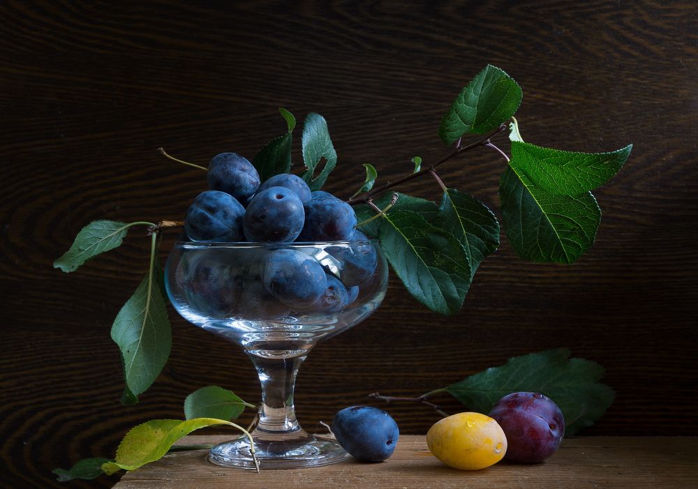 Сливы в стеклянной вазе