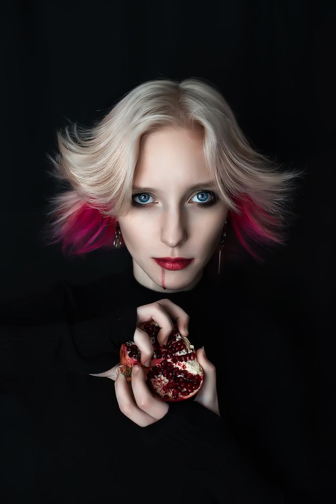 Девушка с гранатом