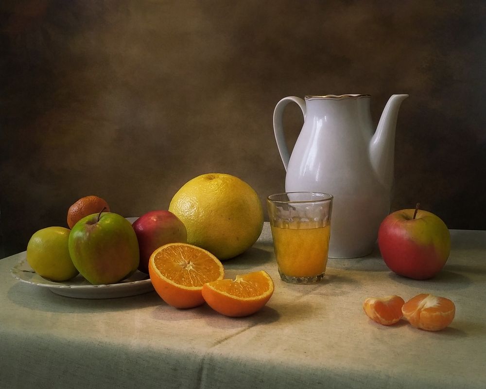 Натюрморт с апельсином