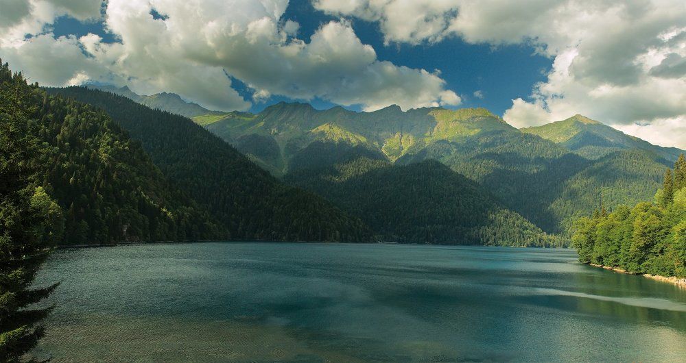 Облачный день на озере Рица.