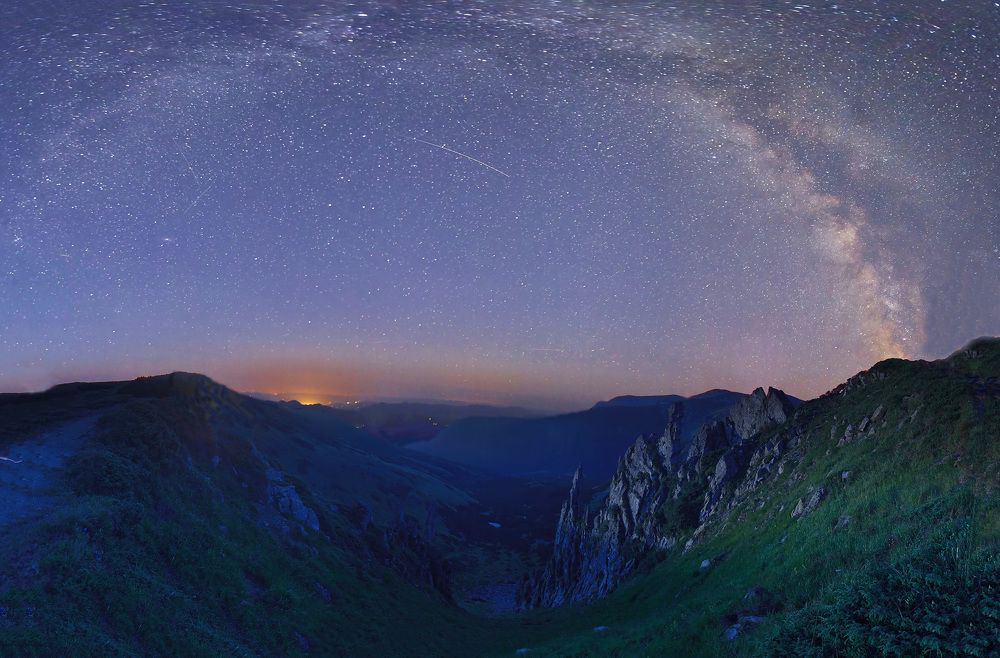The Milky Way above the Shpitsy