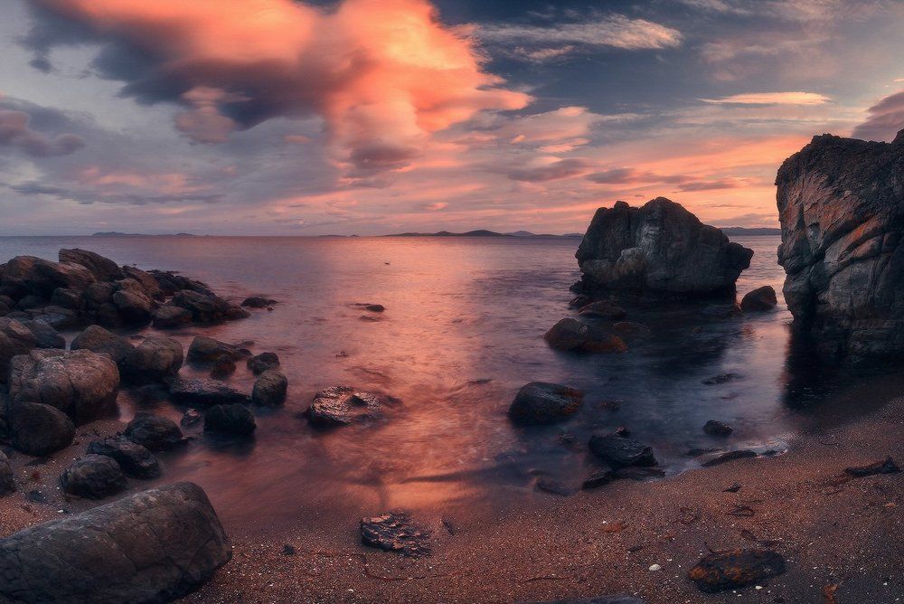 Воспламенив над морем.