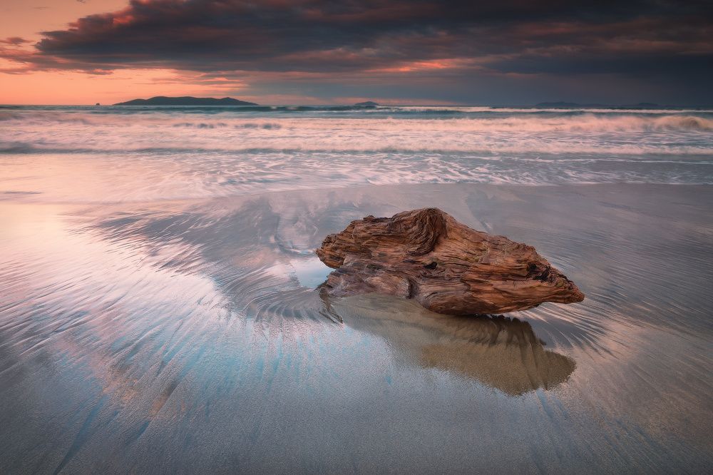 Меж брегом и волною...