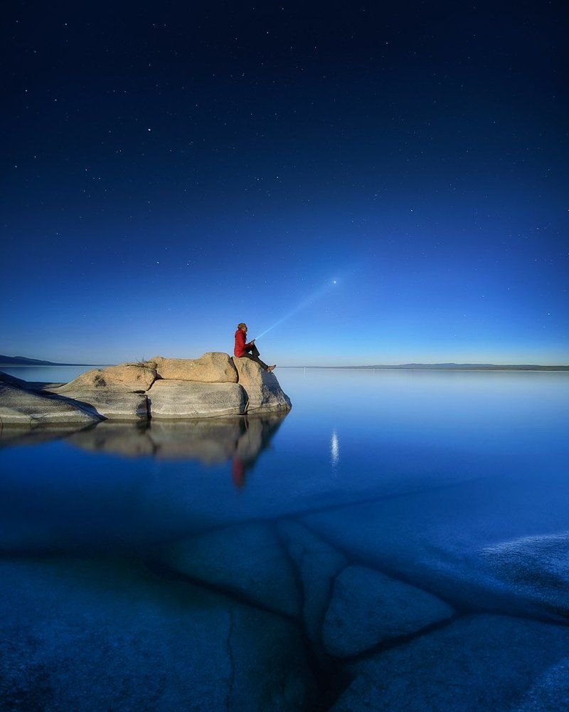 Звезды подсвечивать фонариком.