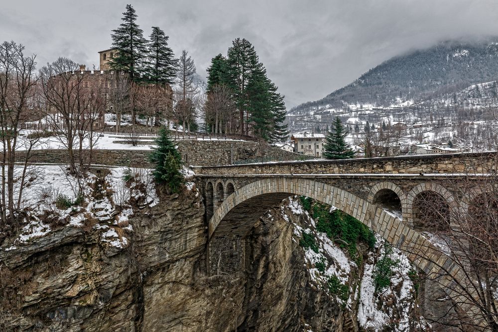 Мост к старому замку