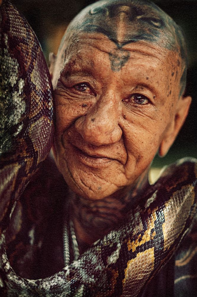 Балиец со питоном