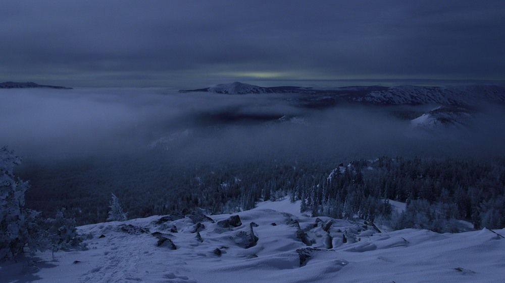 В ночной тишине.