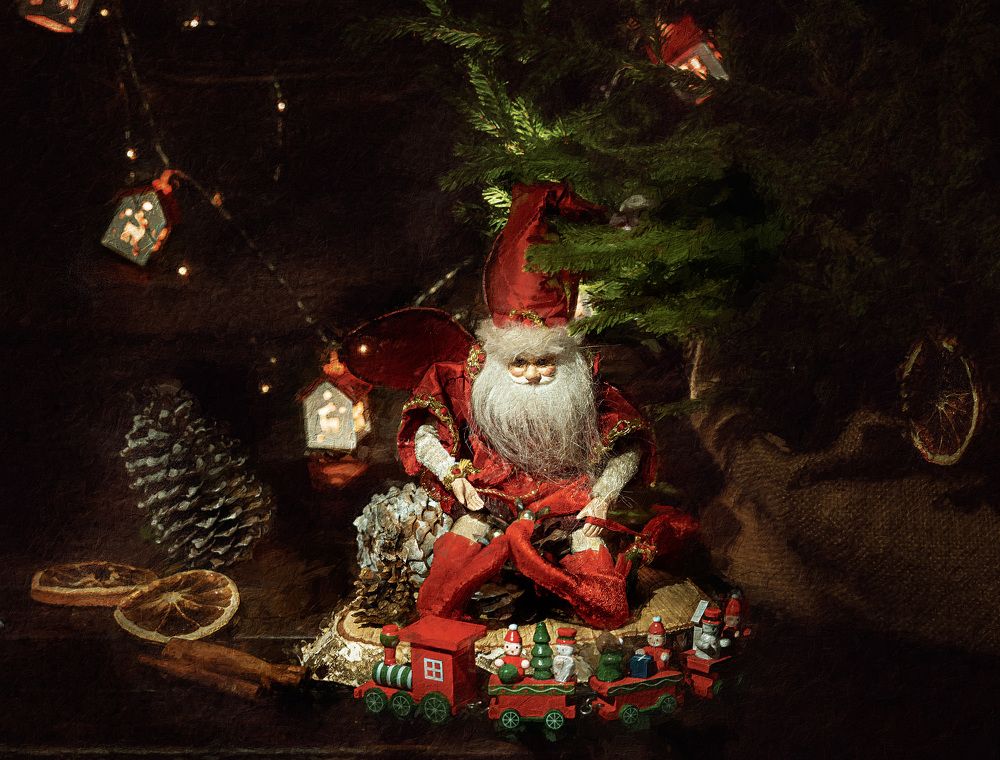 Эльфик играет с игрушечным поездом